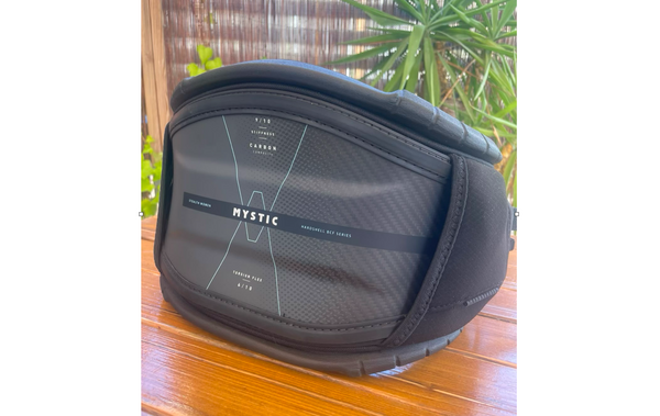 The best kitesurf harness for women, mystic stealth