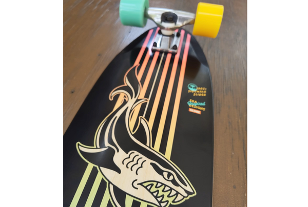 Comprar online tabla skate de globe con dibujo tiburon