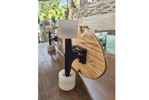 Skateboard cruiser globe madera from the side