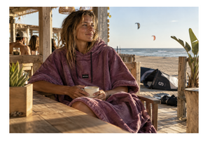 Mystic deluxe poncho on a kitesurf beach