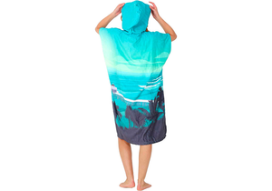 Atras de poncho toalla After Essential Malibu, diseño en tonos cálidos y azules con capucha y secado rápido, perfecto para la playa.

